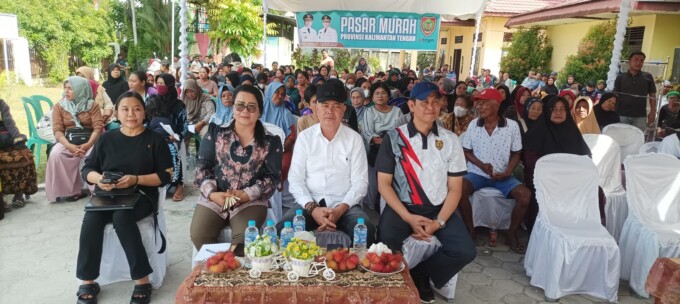 Lurah Langkai Sri Wanti serta Kepala OPD Pemprov saat mendengarkan sambutan Gubernur Kalteng H. Sugianto Sabran melalui vidcon.