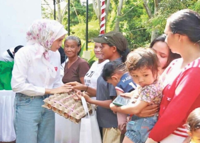 BANTUAN : Ketua Tim Penggerak dan Pemberdayaan Kesejahte­raan Keluarga (TP-PKK) Provinsi Kalimantan Tengah Ivo Sugianto Sabran saat  melakukan kunjungan ke perempuan dan kelompok belajar nonformal anak di Tempat Pembuangan Akhir (TPA) KM 14 Tjilik Riwut K