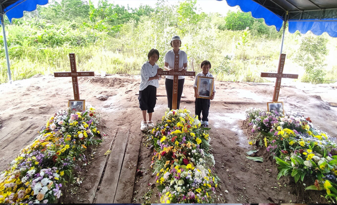 Ketiga anak korban mengabadikan momen terakhir di makam orang tua dan adiknya yang meninggal dunia akibat kebakaran rumah Jalan Ranying Suring. Ketiganya dimakamkan berdampingan di kompleks pemakaman umum Jalan Tjilik Riwut Km 12 Palangka Raya,  Jumat sia