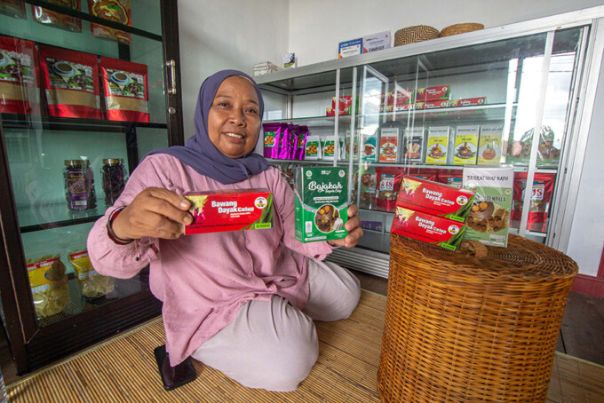 Owner Berkat Uhat Kayu, Heni Wijiastuti, memperlihatkan produk ramuan herbal andalannya yakni Bawang Dayak Celup dan Bajakah di rumah produksi, Jalan Mendawai, Palangka Raya, Rabu (7/1/2025). ARIEF PRATHAMA/KALTENG POS