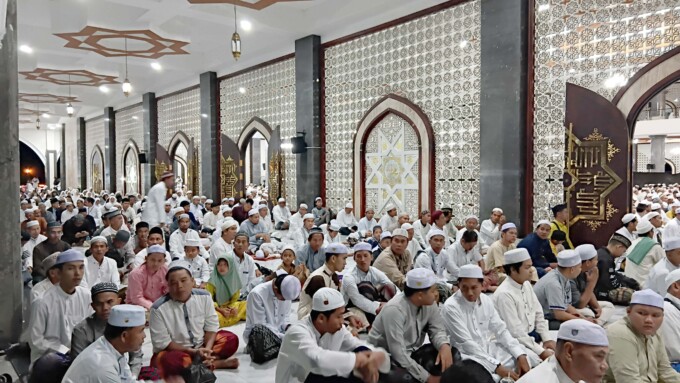 Jemaah memenuhi Masjid Agung Kubah Kecubung Palangka Raya untuk mengikuti haul Guru Sekumpul sekaligus memperingati Isra Mikraj, Rabu malam (15/1/2025). ILHAM ROMADHONA/KALTENG POS