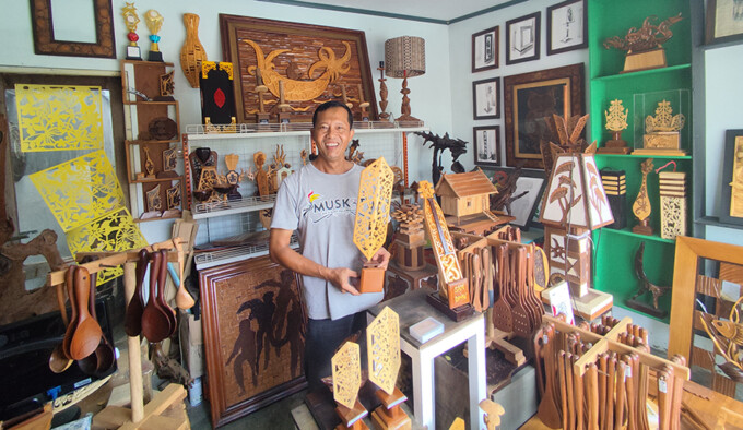 Sulistiyo memperlihatkan karya seni yang dipajang di Galeri Tio Art, Jalan G Obos, Palangka Raya. MUTOHAROH/KALTENG POS