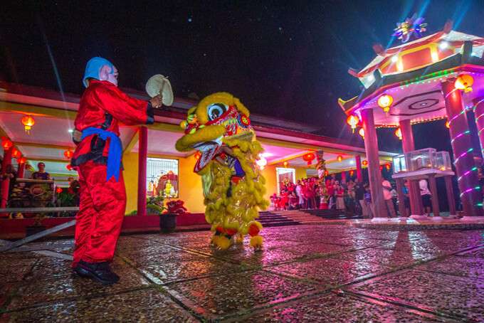 Atraksi Barongsai menyedot perhatian masyarakat saat digelar di halaman Vihara Avalokitesvara, Jalan Tjilik Riwut Km 9, Palangka Raya, Selasa malam (28/1/2025). ARIEF PRATHAMA/KALTENG POS