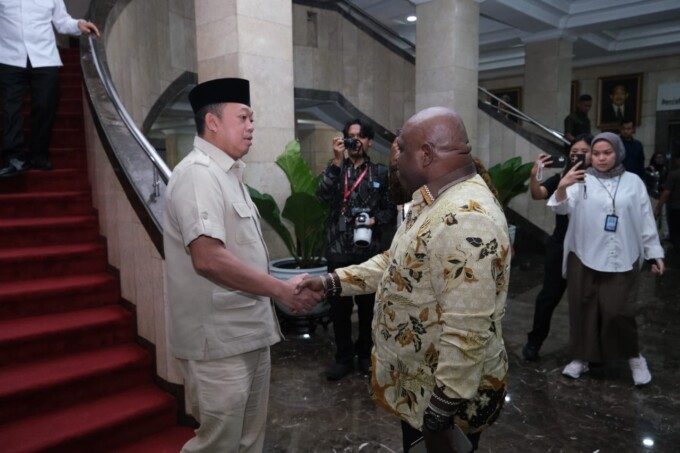 Menteri Nusron saat bertemu dengan Menteri HAM, Natalius Pigai ini berlangsung di Ruang Kerja Menteri ATR/Kepala BPN pada Rabu (15/1/2025).