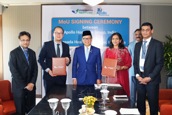 penandatanganan Memorandum of Understanding (MoU) oleh Chairman & Group CEO Mayapada Healthcare, Jonathan Tahir, dan Joint Managing Director Apollo Hospitals, Dr. Sangita Reddy, pada hari Sabtu, 25 Januari 2025 di New Delhi India, yang disaksikan oleh Men