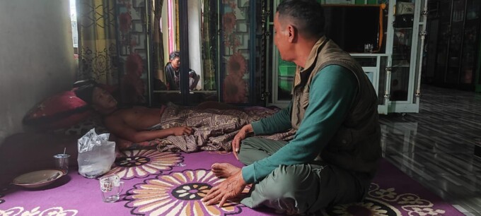 Tim BKSDA Resor Sampit menjenguk korban penyerangan buaya, Selasa (14/1/2025). BKSDA RESOR SAMPIT UNTUK KALTENG POS