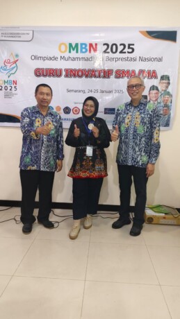 Sela Wahyuni, M.Pd (tengah) guru SMA Muhammadiyah 1 Palangka Raya yang berhasil meraih medali perak di OMBN 2025 di Semarang, bersama juri.