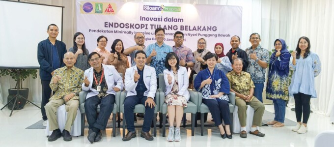 KEBERSAMAAN : Direktur Siloam Hospital Palangka Raya dr. Indriyani Wijaya, Sp.An-TI., MPH bersama narsumber dan peserta seminar di Aula Pertemuan Siloam Hospital Palangka Raya, Jumat (10/1).
