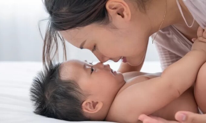 Ilustrasi mencium bayi.