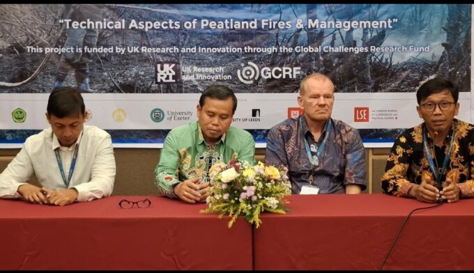 KALIMANTAN LESTARI : Shofwan Al Banna Choiruzzad PhD. Associate Professor FISIP UI, Darmae Nasir, Ph.D Plt Wakil Rektor Bid.Umum dan Keuangan  ketua panitia workshop KaLi, Frank van Veen - Professor of Ecology and Conservation, University of Exeter UK /Pe