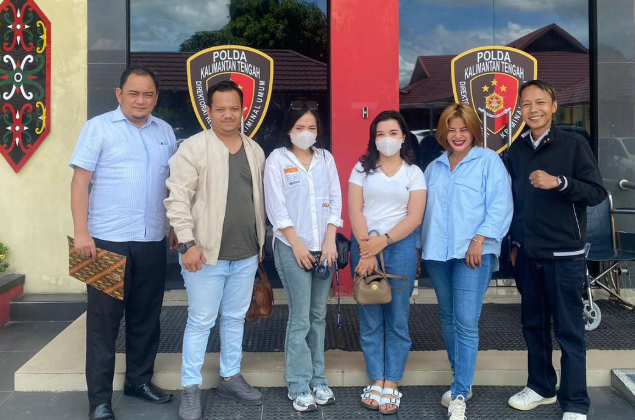 Amelia dan kuasa hukum melapor ke Polda Kalteng. FOTO: WAHANA PALANGKA