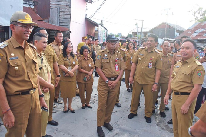 PENINJAUAN: Gubernur Kalteng H Sugianto Sabran SIP bersama jajaran saat meninjau kawasan Ponton dan Jalan Kalimantan Ganh Bersama, Senin (6/1).