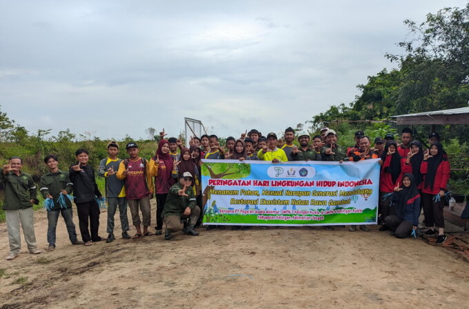 Site Manager PT PUM, Soni Setia Budiawan bersama Ahmad Wahyudi, Kepala Desa Jaya Makmur, dan siswa SMPN 3 serta SMPN 4 Katingan Kuala saat kegiatan Edukasi Teknik Restorasi Hutan Rawa Gambut Katingan