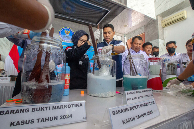Kepala BNNP Kalteng Brigjen Pol Dr Joko Setiono memimpin pemusnahan barang bukti kasus peredaran narkoba di kantor BNNP, Rabu (5/2/2025). ARIEF PRATHAMA/KALTENG POS