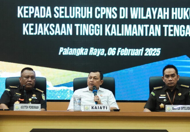 Kajati Kalteng Dr Undang Mugopal SH MHum memberikan pengarahan kepada CPNS Kejaksaan se-Kalteng di Aula Kejati, Kamis (6/2).   