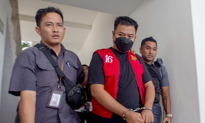 Tersangka kasus pembunuhan sopir ekspedisi, Brigadir AK, saat dilimpahkan penyidik Polda Kalteng ke Kejari Kota Palangka Raya. ARIEF PRATHAMA/KALTENG POS