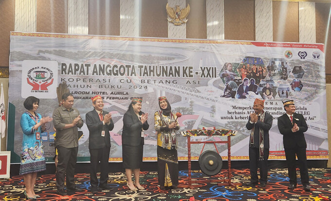 Kadis Koperasi dan UKM Kalteng, Norhani SSos MAP didampingi Ketua Pengurus Koperasi CU Betang Asi, Rita Sarlawa SE MSi CFA CCFP saat membuka Rapat Anggota Tahunan XXII Koperasi CU Betang Asi Tahun Buku 2024, di Ballroom Hotel Aurila, Sabtu (15/2/2025). RO