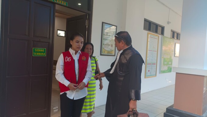 Terdakwa Yulyana terdakwa kasus pengrusakan rumah saat di luar ruang PN Palangka Raya, Senin sore (17/2/2025). AGUS JAYA/KALTENG POS