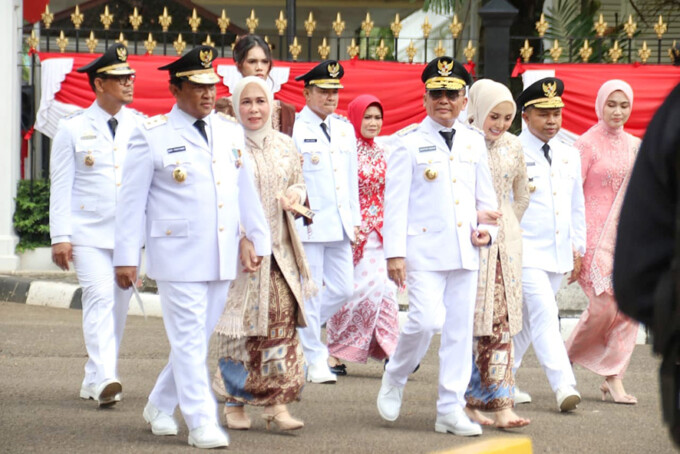 Gubernur Kalteng H Agustiar Sabran dan Wagub Kalteng H Edy Pratowo didampingi istri masing-masing setelah dilantik di Istana Negara, Jakarta. MMC UNTUK KALTENG POS