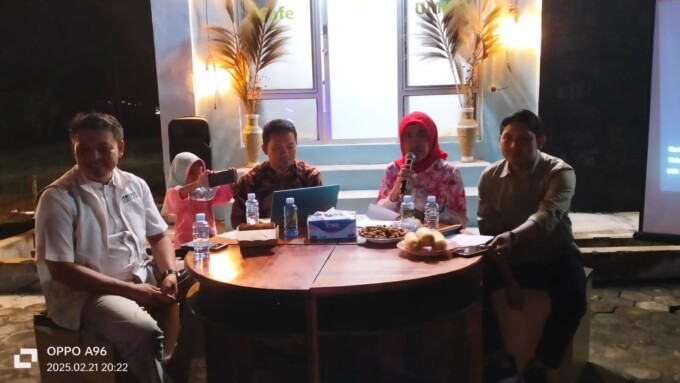 DISKUSI CARBON TRADING  : Ketua Umum MES Kalteng Hj Norhani SSos MAP (kedua dari kanan), Sekum MES Kalteng Heru Hidayat ST MPd (kiri) dan Narasumber Dadang Riansyah SHut saat diskusi tentang Carbon Trading, Jumat (21/2/2025)