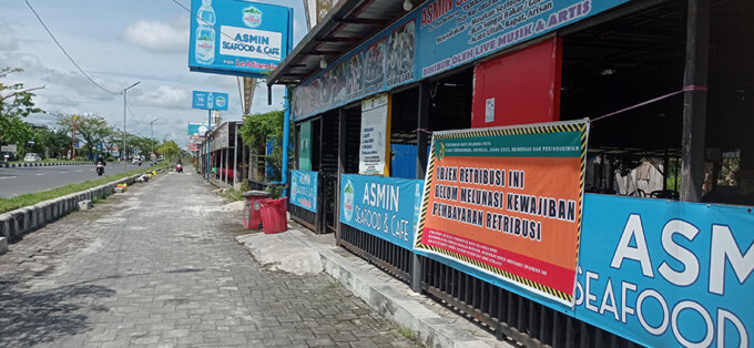 Pemerintah kota memasang spanduk peringatan penunggakan retribusi sewa di salah satu kios kontainer yang berada di kawan taman kuliner sepanjang Jalan Yos Sudarso Ujung, Kota Palangka Raya, Kamis (20/2/2025). SHAFA/ KALTENG POS