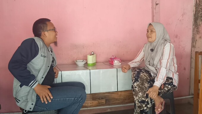 Marliana (kanan) menceritakan kasus penipuan pembukaan pangkalan elpiji oleh oknum Bhayangkari. Perbincangan itu akan ditayangkan di kanal YouTube Kalteng Pos. FOTO: ERIK/KALTENG POS