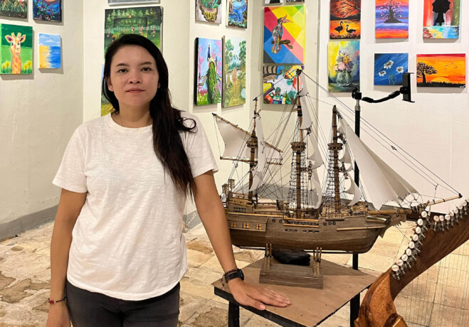 Emy Nillan, seniman sekaligus pemilik Galeri Lewu memamerkan karya perupa pada pameran yang bertema Nostalgia Kalimantan, Rabu (12/2/2025).