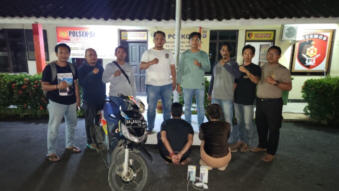 Pasangan Suami Istri (Pasutri) Pelaku Agus Wandira dan Tini yang diamankan Unit Resmob Satreskrim Polres Kapuas memback up Polsek Basarang.