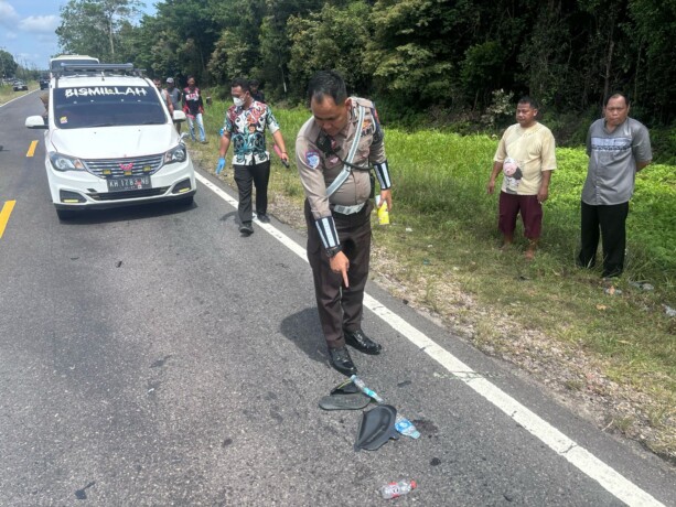 Jajaran Satlantas Polres Katingan, ketika melakukan oleh TKP di lokasi kecelakaan lalu lintas.