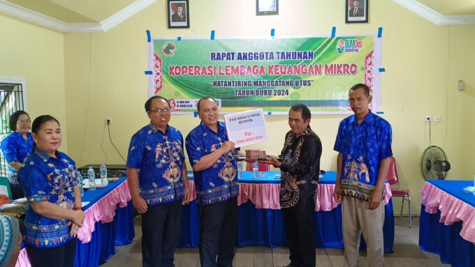 Direktur Bumdes Hatantiring Manggatang Utus, Glory H. Baron, menyerahkan kepada Kepala Desa Luwuk Bunter, Kurnain Noor, Sabtu (8/2/2025).