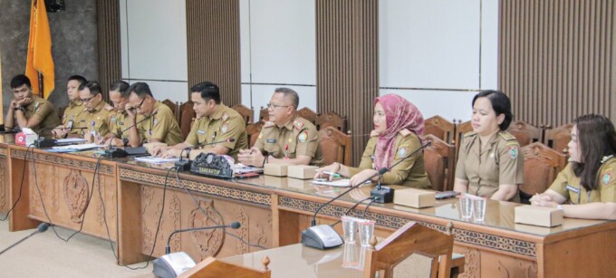 RAPAT : Kepala Dinas PMD Kalteng H Aryawan didampingi Sekretaris Dinas dan seluruh Kepala Bidang saat mengikuti RDP bersama Komisi IV DPRD Kalteng, di ruang rapat Komisi IV DPRD Kalteng, Palangka Raya, Selasa (4/2).