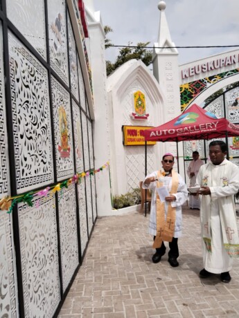 BERKAT : Uskup Palangka Raya Mgr Aloysius M Sutrisna Atmaka MSF memberkati dan meresmikan Portal Gratia Dei atau Gerbang Kasih Karunia Alla di Catholik Center Palangka Raya, Jumat (31/1) lalu. FOTO VINSENSIUS GL/KALTENG POS