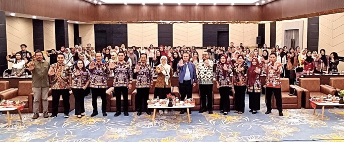 KEBERSAMAAN: Kadis PMD Kalteng H Aryawan beserta jajaran dan narasumber foto bersama peserta usai pembukaan kegiatan di salah satu Hotel Kota Palangka Raya, Senin (24/2) malam.