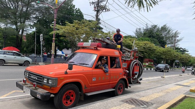 : Koordinator Lapangan Call Center 112 Palangka Raya Sucipto bersama tim kembali ke DPKP dengan mengendarai mobil damkar usai melakukan pemadaman rumah terbakar di Jalan S Parman, Sabtu (1/2).