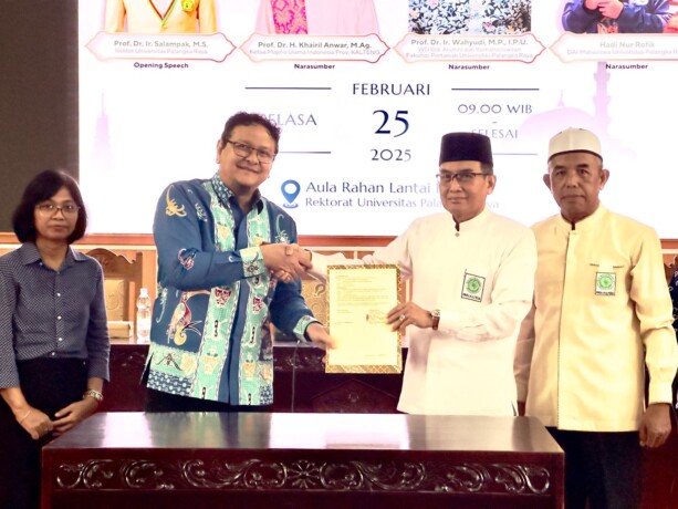 TANDA TANGAN : Wakil Rektor Bidang Kemahasiswaan dan Alumni UPR Wijanarka ST MT (kedua dari kiri) dan Prof Dr H Khairil Anwar MAg (ked) bersalaman setelah penandatanganan MoU antarw UPR dan MUI Kalteng pada Selasa(25/2/2025).