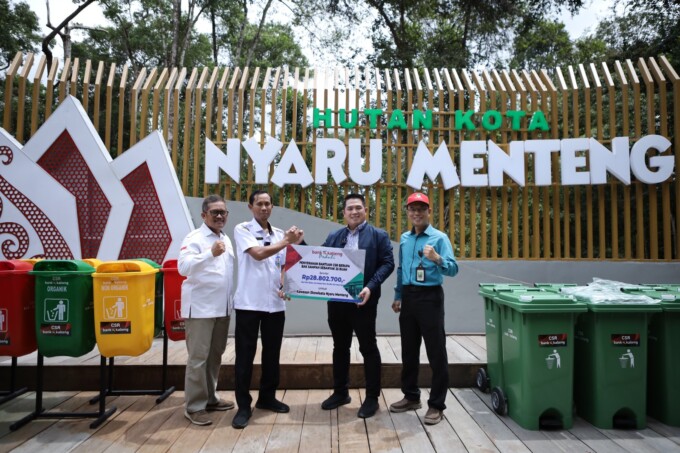 Direktur Pemasaran dan Bisnis PT Bank Kalteng Marzuki secara simbolis menyerahkan bantuan bak sampah kepada Dishut Kalteng untuk Hutan Wisata Nyaru Menteng Berkah, Rabu (12/2/2025).