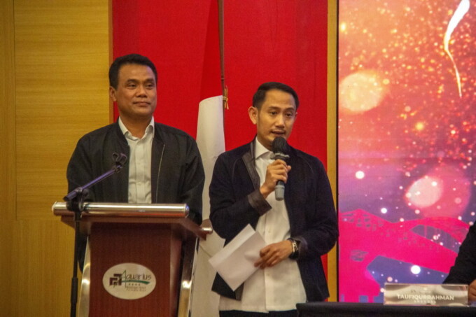 Fairid Naparin-Achmad Zaini saat ditetapkan sebagai Wali Kota dan Wakil Wali Kota Palangka Raya terpilih periode 2025-2030 d Hotel Aquarius, Kamis malam (6/2). FOTO: ARIEF PRATHAMA/KALTENG POS
