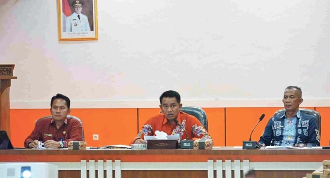 HUMAS UNTUK KALTENG POS BPBPK: Kepala Pelaksana Badan Penanggulangan Bencana dan Pemadam Kebakaran (BPBPK) Provinsi Kalteng Ahmad Toyib SSTP MSi ketika memimpin rapat Pembahasan Rancangan Pergub tentang Pedoman Pembentukan dan Pembinaan Masyarakat Peduli