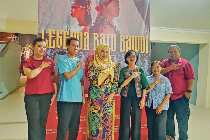 LEGENDA BATU: Kepala Disbudpar Kalteng Adiah Chandra Sari, didampingi Kepala UPT Taman Budaya Kalteng, Wildae D Binti bersama pegawai Disbudpar ketika foto bersama usai Pergelaran Sandratari di Panggung Terbuka Taman Budaya Palangka Raya, Rabu (26/2) mala