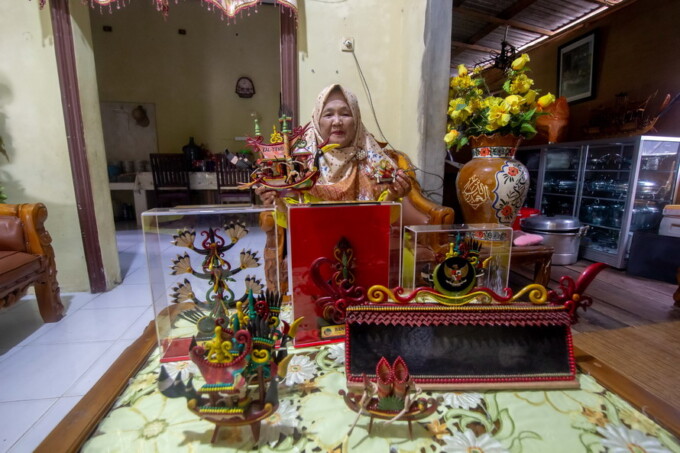 Surtiati memperlihatkan berbagai macam kerajinan dari getah nyatu di kediamannya Jalan Kerandang IV, Palangka Raya. FOTO: ARIEF PRATHAMA/KALTENG POS