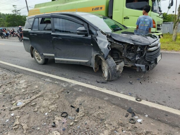 Kondisi mobil yang menabrak