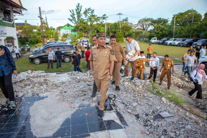DIBANGUN KEMBALI: Gubernur Kalteng H Agustiar Sabran meninjau lokasi pembangunan Gereja Maranatha di Jalan Diponegoro, Palangka Raya, Senin (10/3/2025). Gereja itu dibangun kembali setelah terbakar pada September 2024. ARIEF PRATHAMA/KALTENG POS