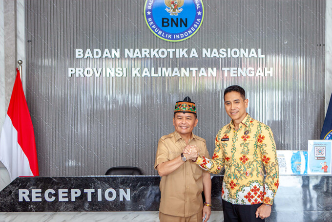 Gubernur Kalteng H Agustiar Sabran salam komando dengan Kepala BNNP Kalteng Brigjen Pol Dr Joko Setiono, Selasa (11/3/2025). ARIEF PRATHAMA/KALTENG POS