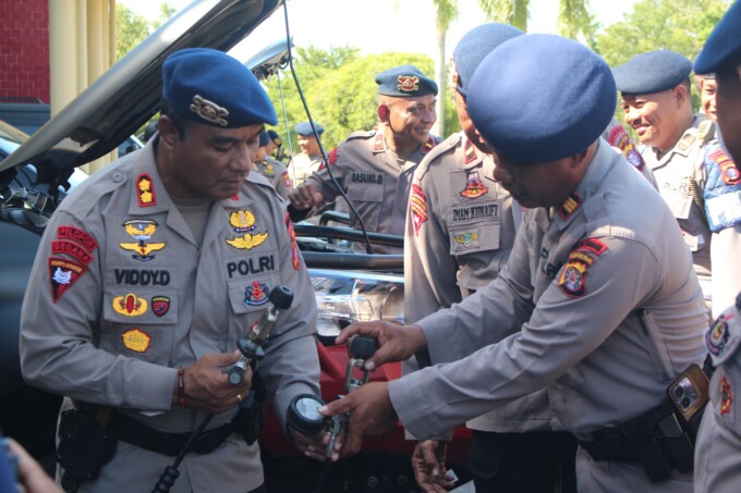 PENGECEKAN: Wadansatbrimob Polda Kalteng, AKBP Viddy Dasmasela, mengecek sarpras di sela giat apel satuan yang bertempat di Markas Komando (Mako) Brimob Kalteng.