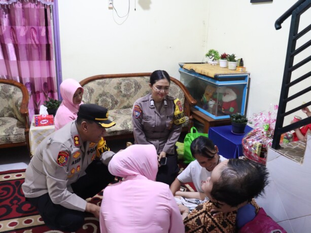 KEPEDULIAN: Kapolres Barsel, AKBP Asep Bangbang Saputra, S.I.K. bersama Ketua Bhayangkari Cabang Indah Asep mengunjungi anak pengidap hidrosefalus, Selasa (11/3/2025).