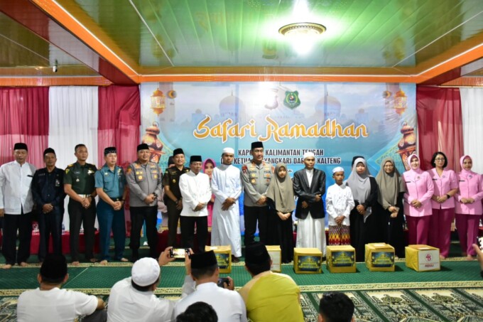 FOTO BERSAMA: Bupati Kapuas HM Wiyatno SP foto bersama pada Safari Ramadan 1446 H yang digelar di Pondok Pesantren Al-Muhajirin Antang, Kuala Kapuas, Rabu (12/3/2025) sore.