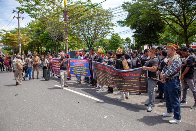 Massa demo menolak kehadiran Grib kalteng,ARIEF PRATHAMA/KALTENG POS