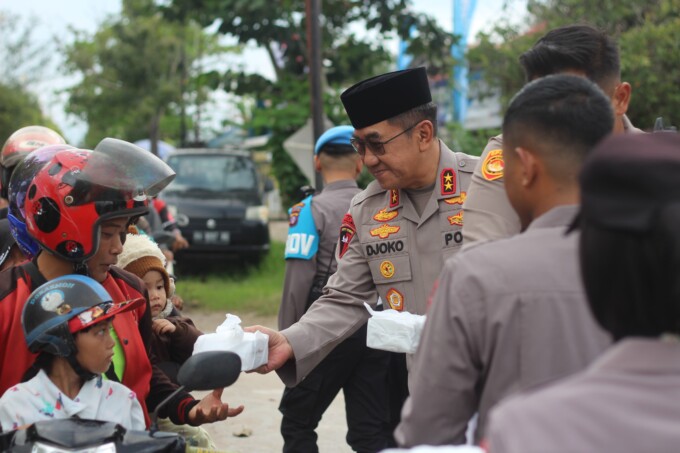 KEPEDULIAN: Kapolda Kalteng, Irjen Pol Drs. Djoko Poerwanto membagikan paket takjil kepada masyarakat yang melintas di depan Mapolres Kapuas.