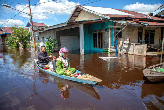 Warga yang tinggal di kawasan Jalan Anoi, Kelurahan Palangka, Kota Palangka Raya beraktivitas menggunakan perahu karena permukinan mereka terkepung banjir, Kamis (13/3/2025).ARIEF PRATHAMA/KALTENG POS