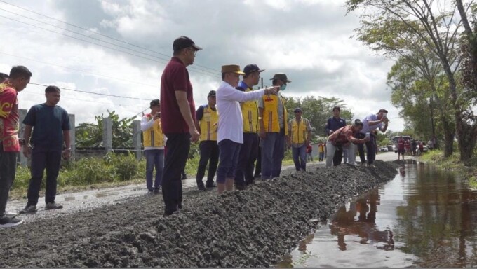 Gubernur Kalteng, H Agustiar Sabran (baju putih) meninjau langsung jalan rusak di Lingkar Luar Palangka Raya, Sabtu (15/3/2025). MMC KALTENG UNTUK KALTENG POS
